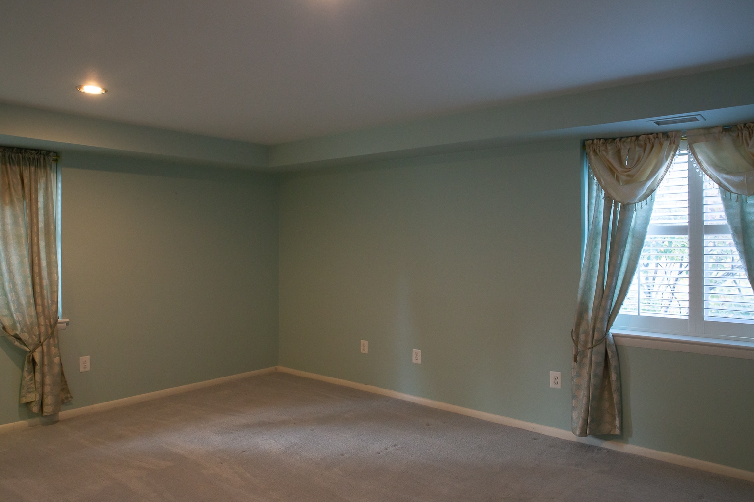 Building Photo - 1640 Oakwood Dr