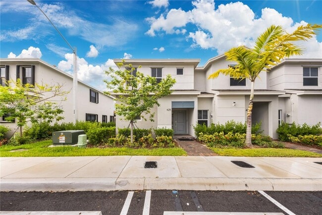 Building Photo - 425 NE 1st Ave