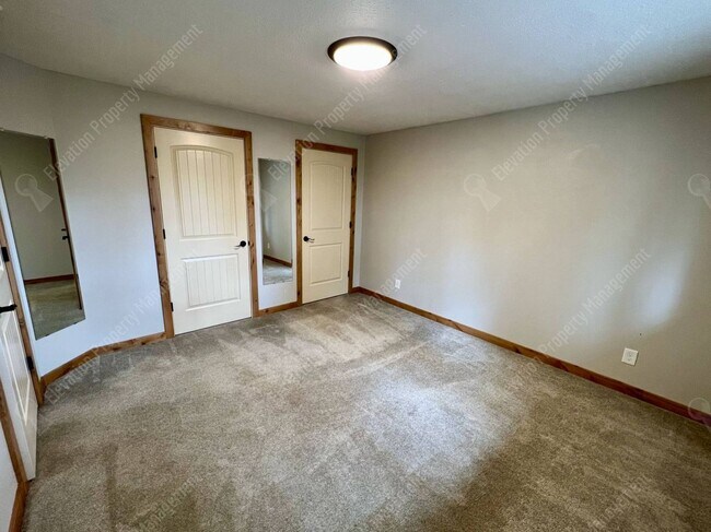 Building Photo - Inviting single-level home in forested SW Bend neighborhood