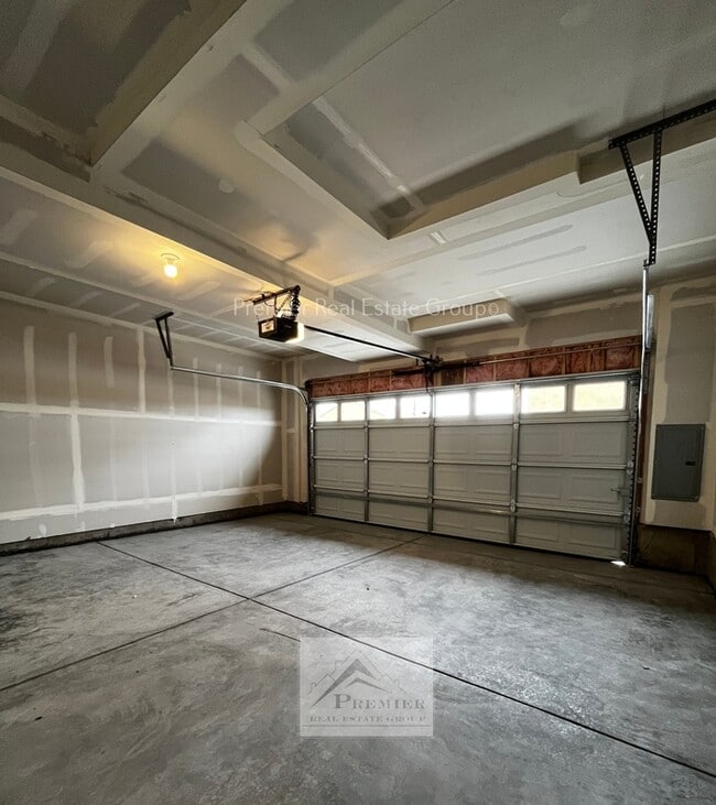 Building Photo - 7863 Sand Lake Heights