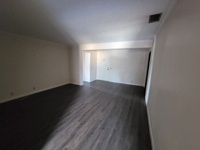 Building Photo - Spacious Two Bedroom Apartment Near Downtown
