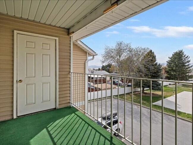 Building Photo - SANDY  2 BED 2 BATH CONDO, small pet OK