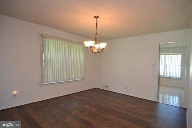 Building Photo - 4004 Adelaide Dr