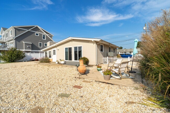 Building Photo - 825 Leeward Dr