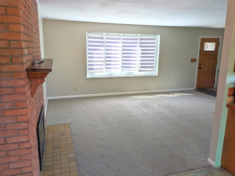 Living Room - 2904 Dina St