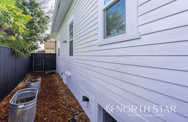 Building Photo - Coming Soon!  Remodeled Sellwood Bungalow
