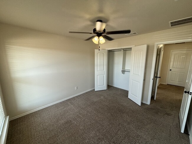 Building Photo - 3 bed 2 bath with 2 car garage located in ...