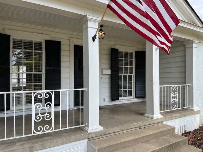 Building Photo - Beautiful and updated South Highlands 3BR/2BA.