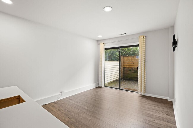 Building Photo - Modern Comfort in Sought-After Gaithersburg