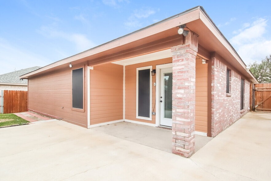 Building Photo - 10824 Deauville Cir N