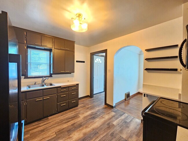 Building Photo - $2,300 - 4 Bed / 2 Bath Charming Home In P...