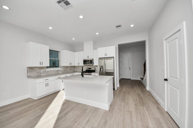 Building Photo - 8306 Comal St