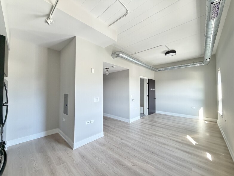 Building Photo - 941 W Belmont Ave
