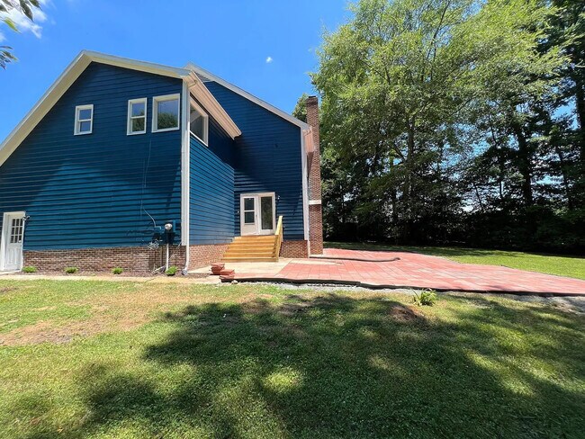 Building Photo - Room in House on Newfoundland Ct