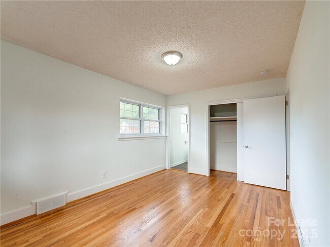 Building Photo - 1422 Holmes Dr