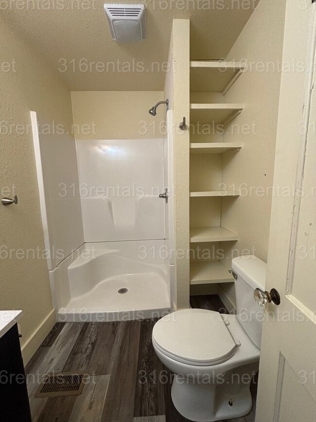 Building Photo - 3 bed 1 bath available NOW!