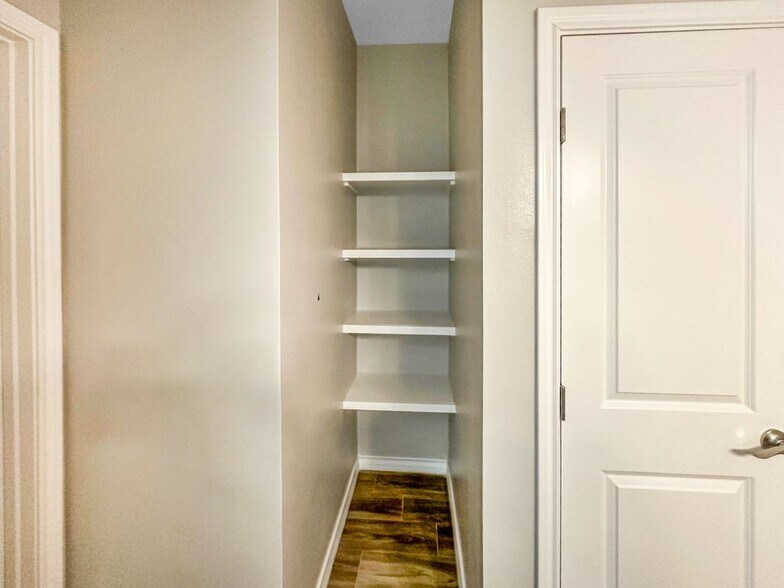 Building Photo - 2813 E Israel Ave