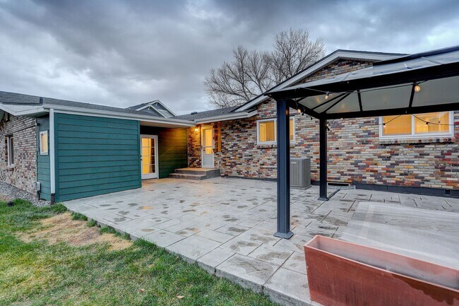 Building Photo - 4 Bed | 2 Bath | Spacious Backyard | Prime...