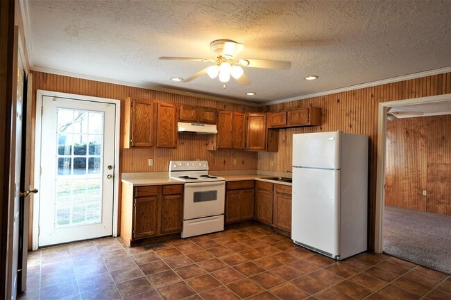 Building Photo - 4 Bed 2 Bath Home in Martin, TN *Remodeled* Fresh Paint & Flooring!