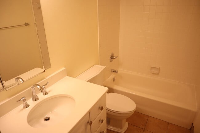 Building Photo - Gorgeous Large 4 level TH in the best Nort...