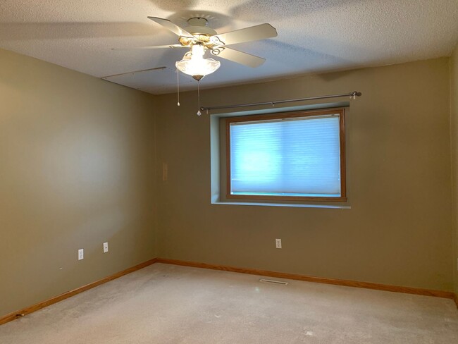 Building Photo - 3 Bedroom Twinhome in South Fargo!!