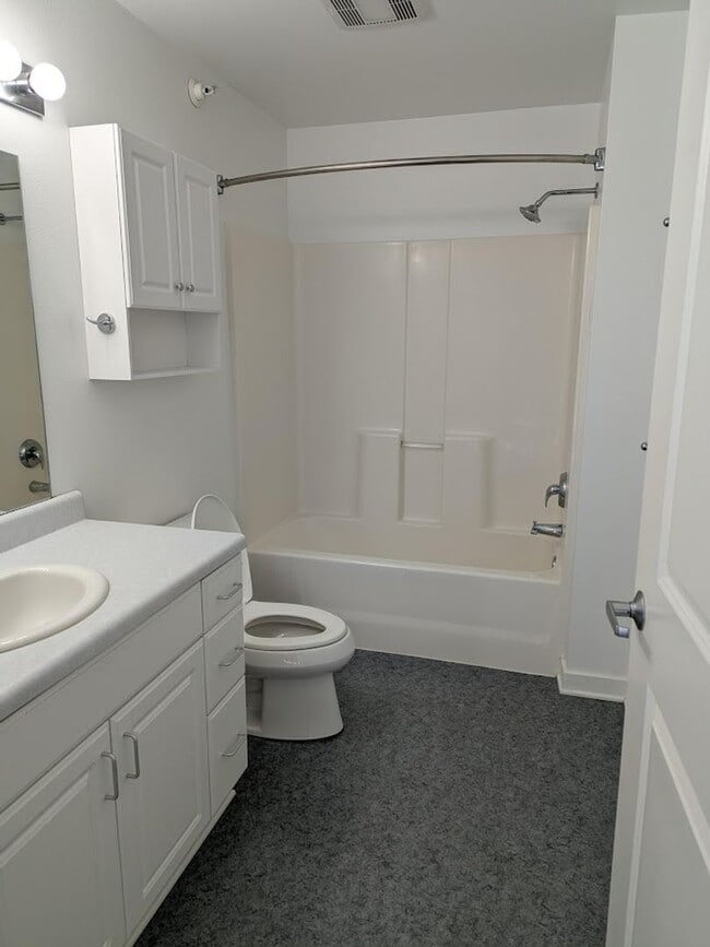 Building Photo - Bright and Spacious Condo for Rent in Downtown Verona