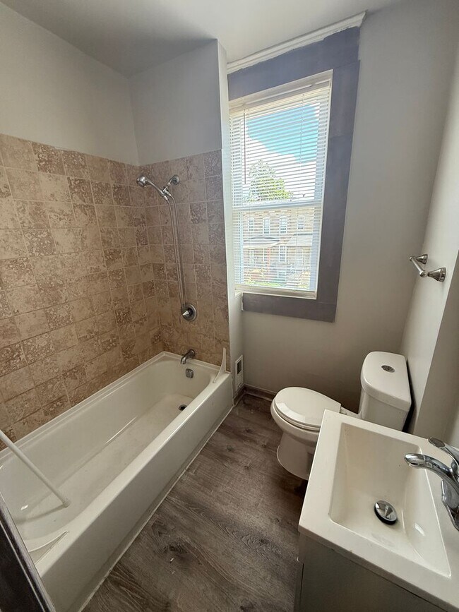 Building Photo - Charming 3-Bedroom Home for Rent with a Yard and Front Porch!