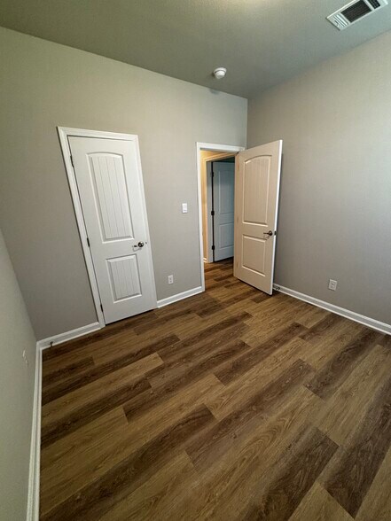 Building Photo - 5968 Pier Park Ave