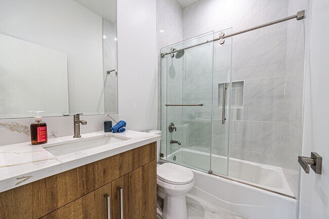 Building Photo - 4445 1/2 Auckland Ave