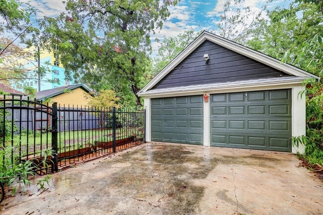 Building Photo - 610 Oakley St