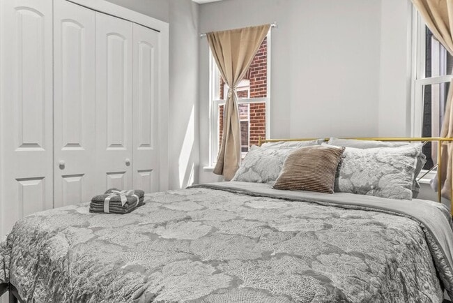 Building Photo - 4821 Walnut St