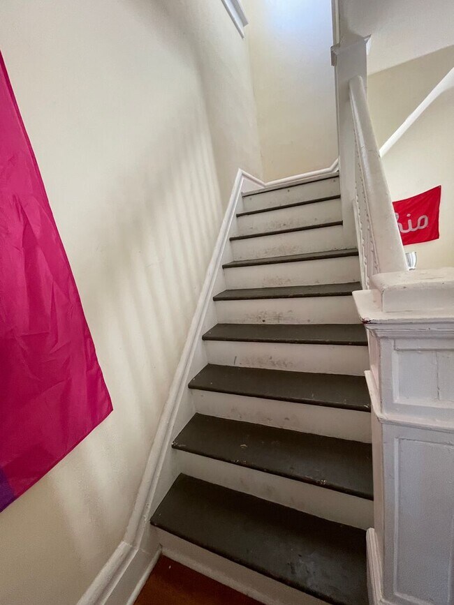 Building Photo - 3 bedroom 1 bath single family home with yard.