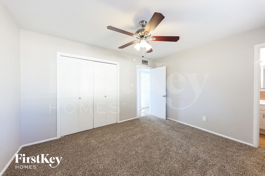 Building Photo - 5702 N 19th Dr