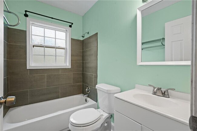 Building Photo - 1124 Graymont Dr SW