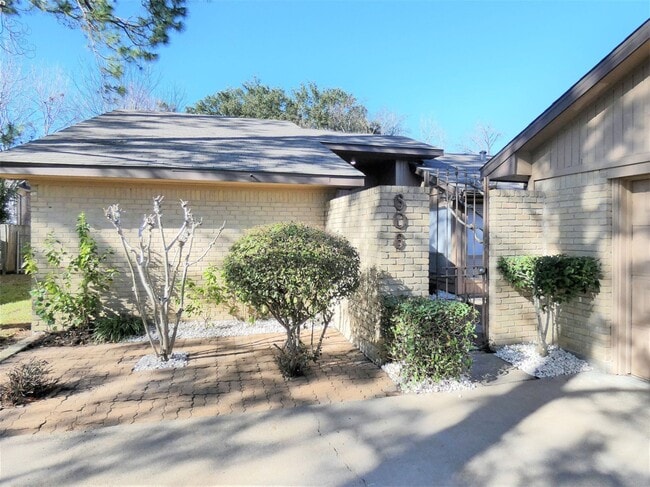 Building Photo - 606 Golfview Dr