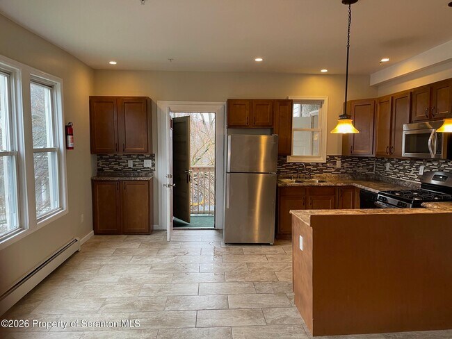 Building Photo - 1612 Capouse Ave