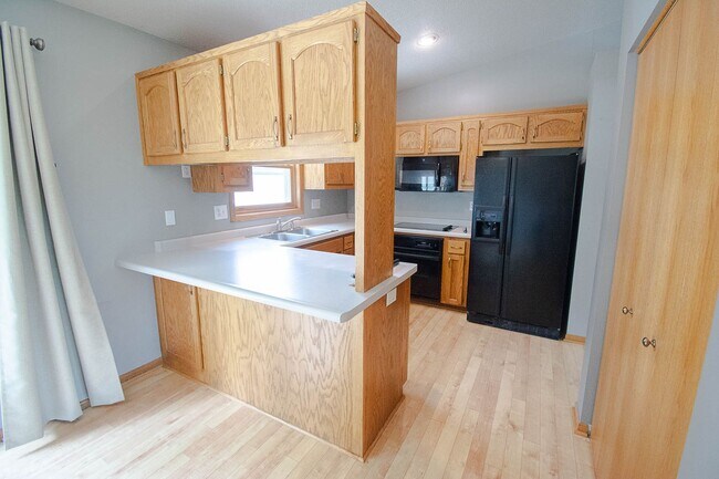 Building Photo - Pet friendly Country Club Manor home with fenced yard!