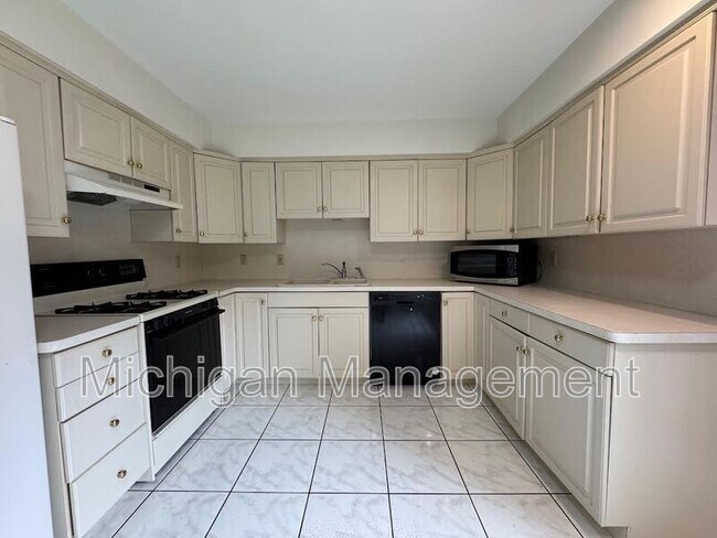Building Photo - 40250 Pinetree Dr