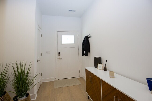 Building Photo - 381 James St