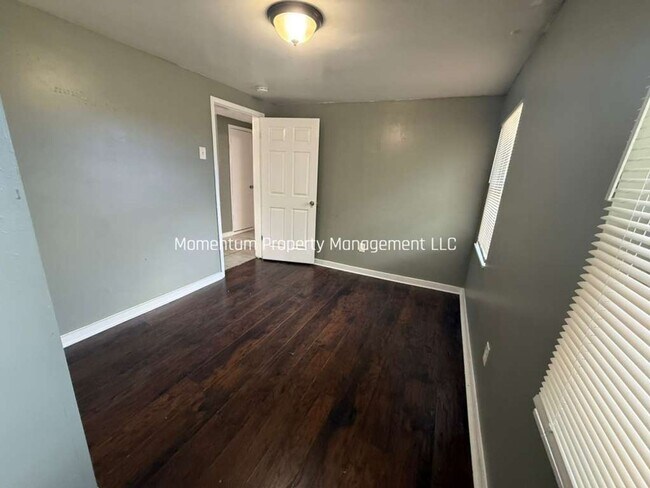 Building Photo - 3/1 Remodeled Tampa Home- READY FOR IMMEDIATE MOVE IN!!