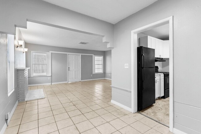 Building Photo - Spacious 3bdrm/1bath House $1995.00 ** Fen...