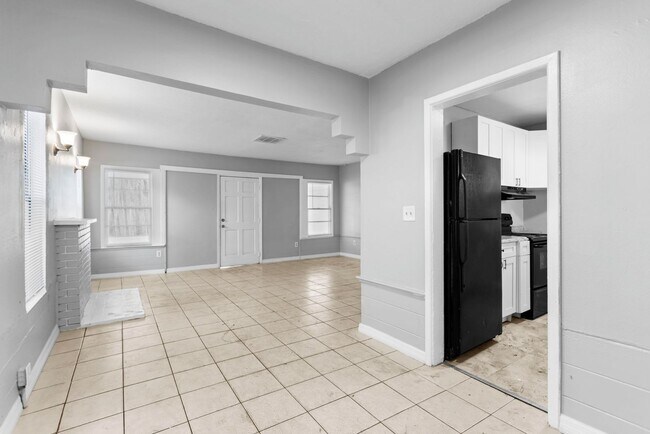 Building Photo - Spacious 3bdrm/1bath House $2295.00 ** Fen...