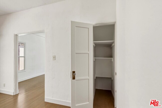 Building Photo - 3429 Edgehill Dr