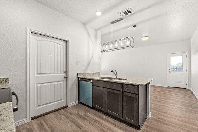 Building Photo - 1 MONTH FREE RENT!!!