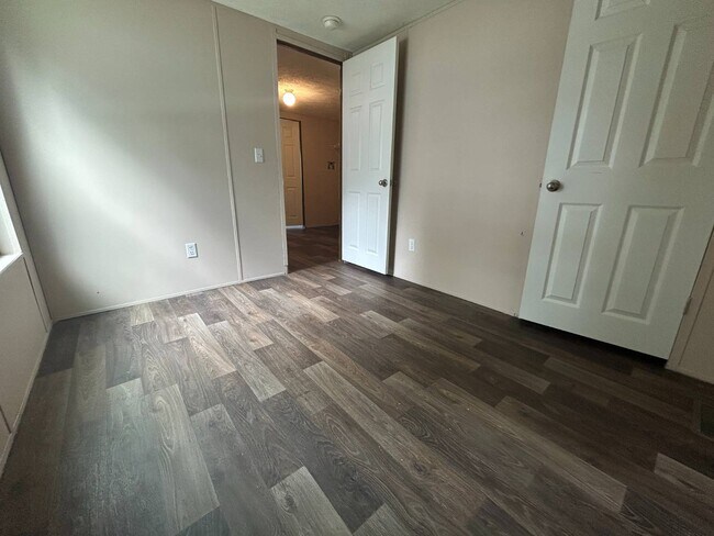 Building Photo - 302 Autumn Ln