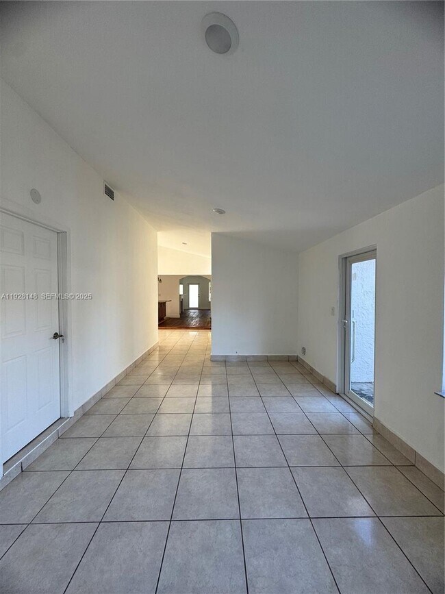 Building Photo - 3021 SW 2nd Ave