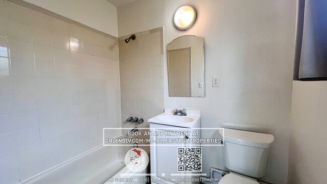 Building Photo - Cozy 1-bdrm, 1-bath in gated complex, includes 1 parking space, Located steps from schools and Hi...