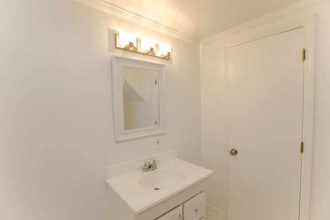 Building Photo - Beautiful Lake Home Rental in Norfolk!