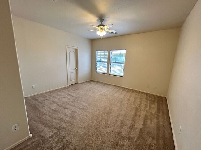 Building Photo - Large 3 Bed / 2 Bath Home with Sparkling P...