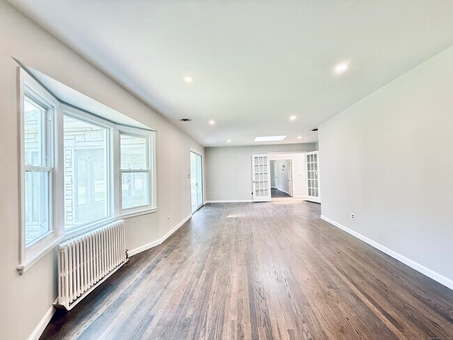 Building Photo - 10 Meadowpark Ave W